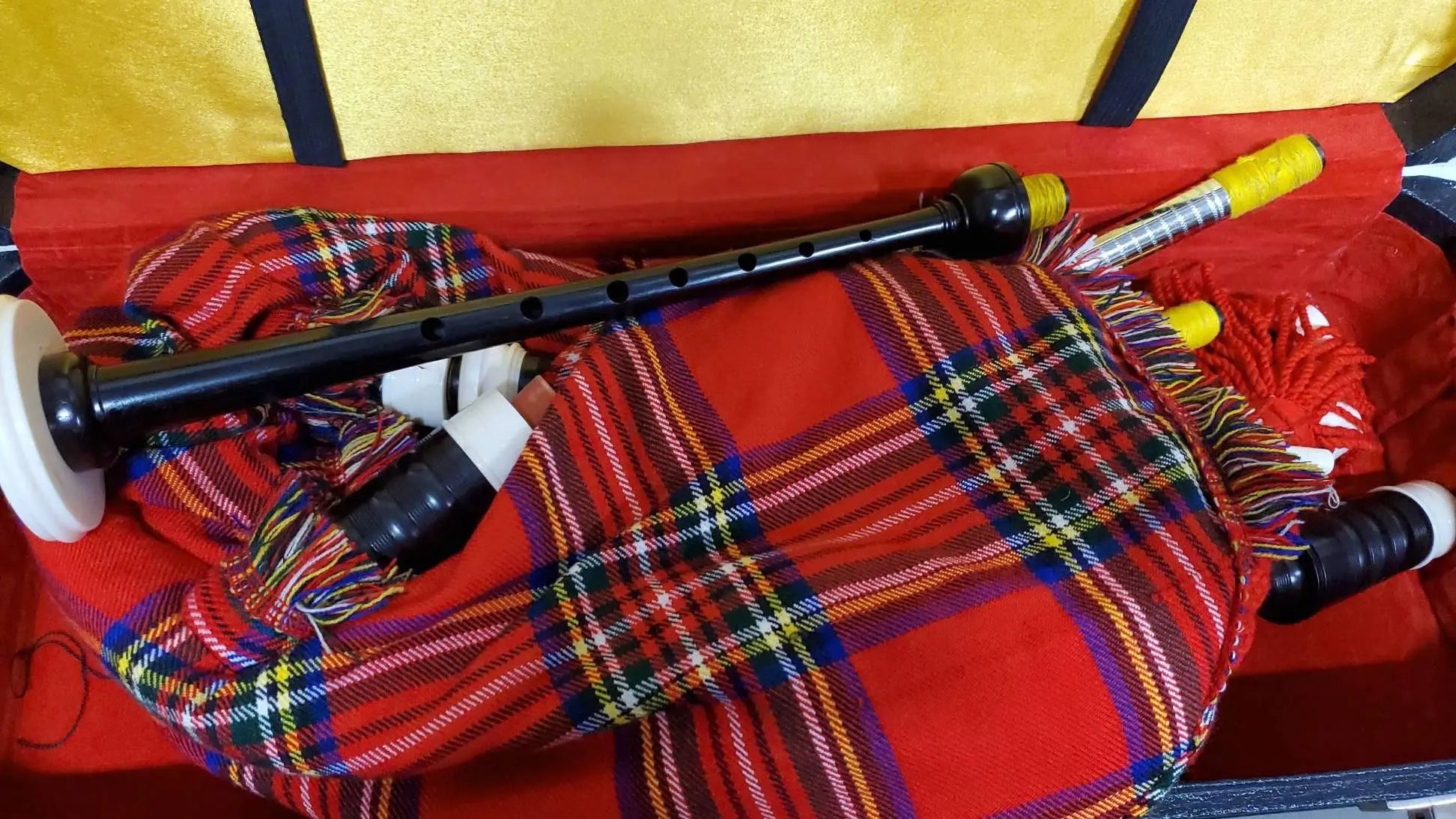 Highland Pipes, full size, ebony best quality Bagpipes Lark in the Morning   